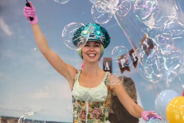 Kiwi Kids Parties: детские праздники и шоу мыльных пузырей из Кембриджа