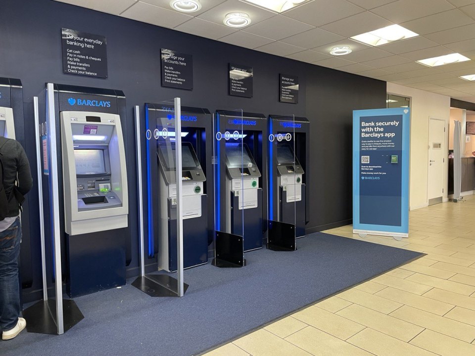 Банкоматы Barclays в зале отделения банка в Лондоне