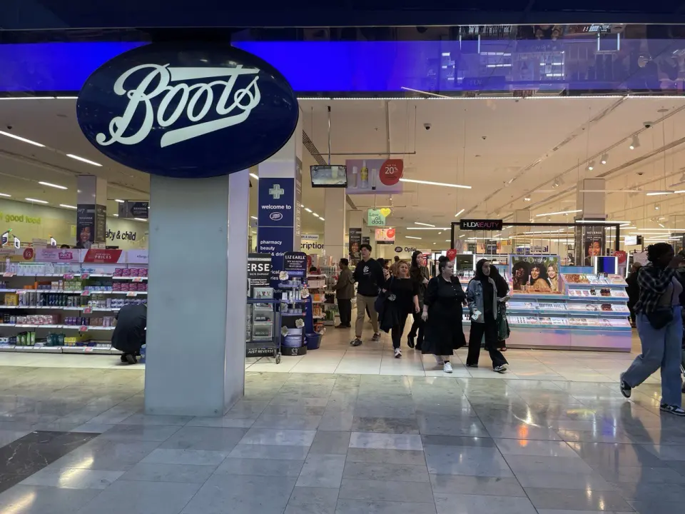 Вход в аптеку Boots в торговом центре