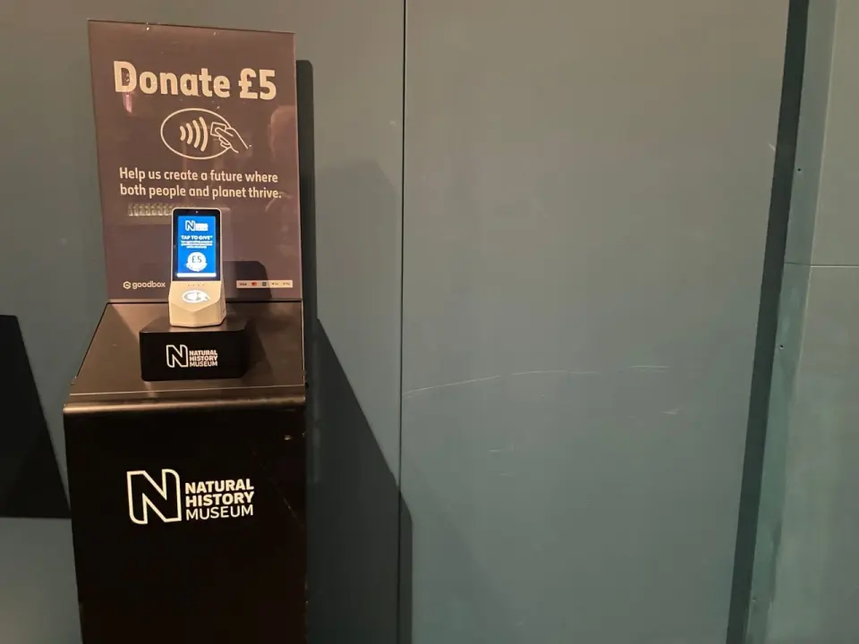 Терминал бесконтактного пожертвования с символом contactless в лондонском музее
