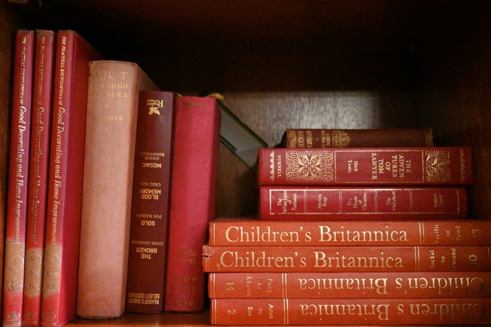 Детские книги на полке
