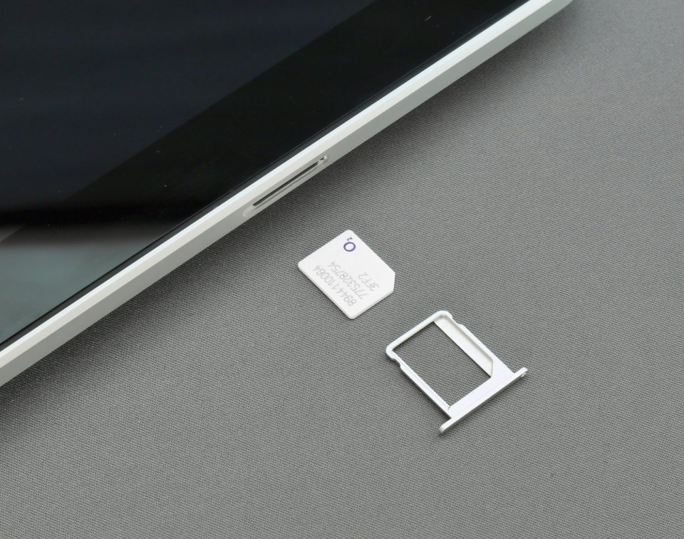 SIM-карта O2 и лоток рядом со смартфоном