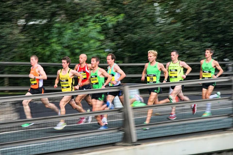Группа элитных бегунов Great North Run на трассе, съёмка с проводкой