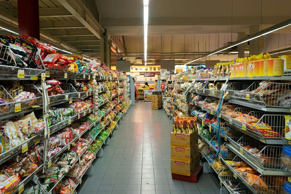 Полки с продуктами в супермаркете