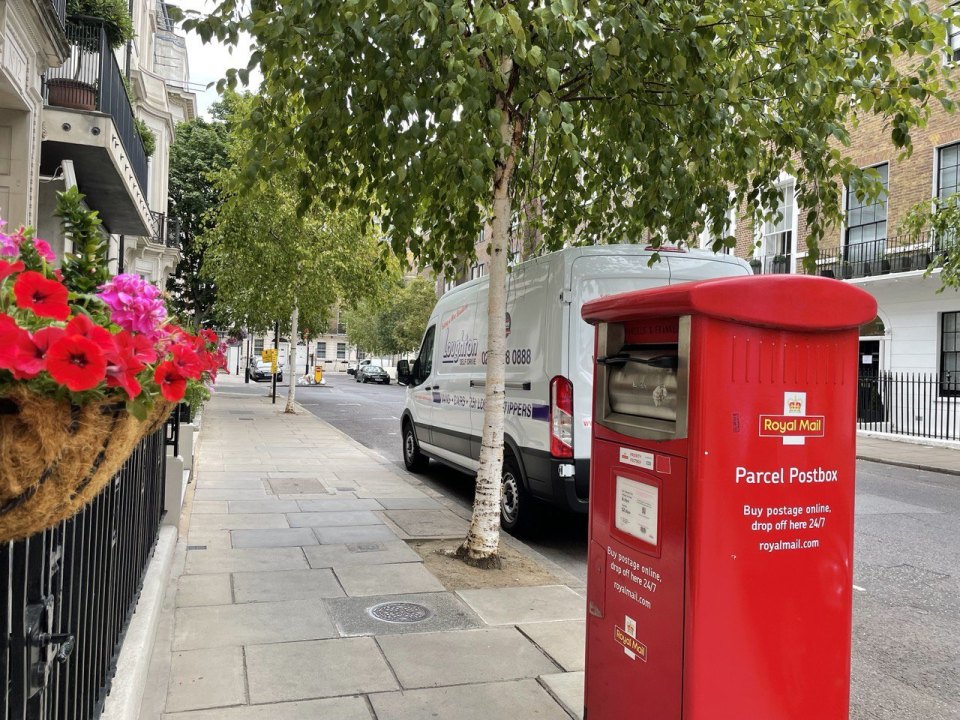 Красный почтовый ящик Royal Mail для посылок в Лондоне