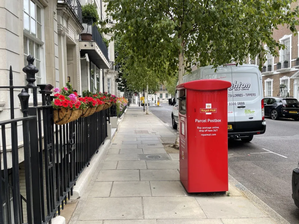 Почтовый ящик Royal Mail на лондонской улице