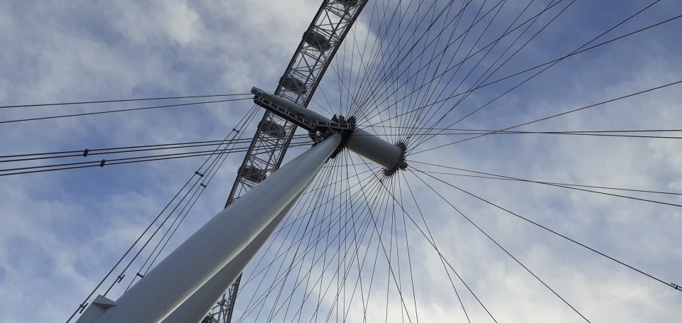 Колесо London Eye на фоне облачного лондонского неба