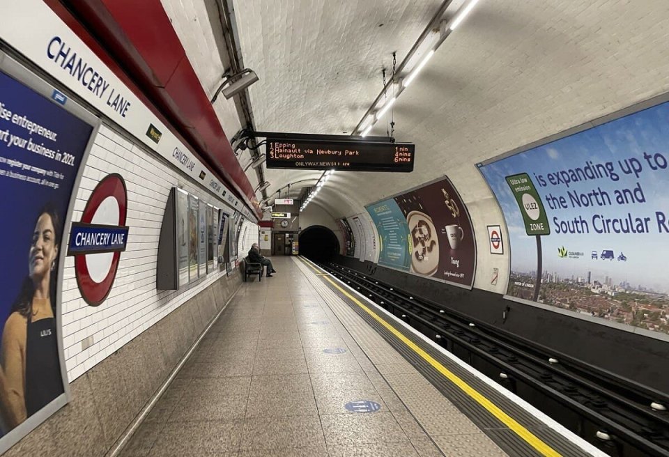 Платформа станции лондонского метро Chancery Lane с указателями и логотипом London Underground
