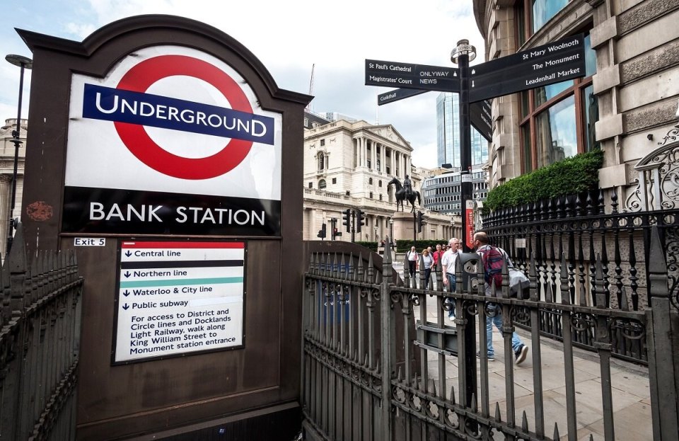 A London Underground station sign with the roundel