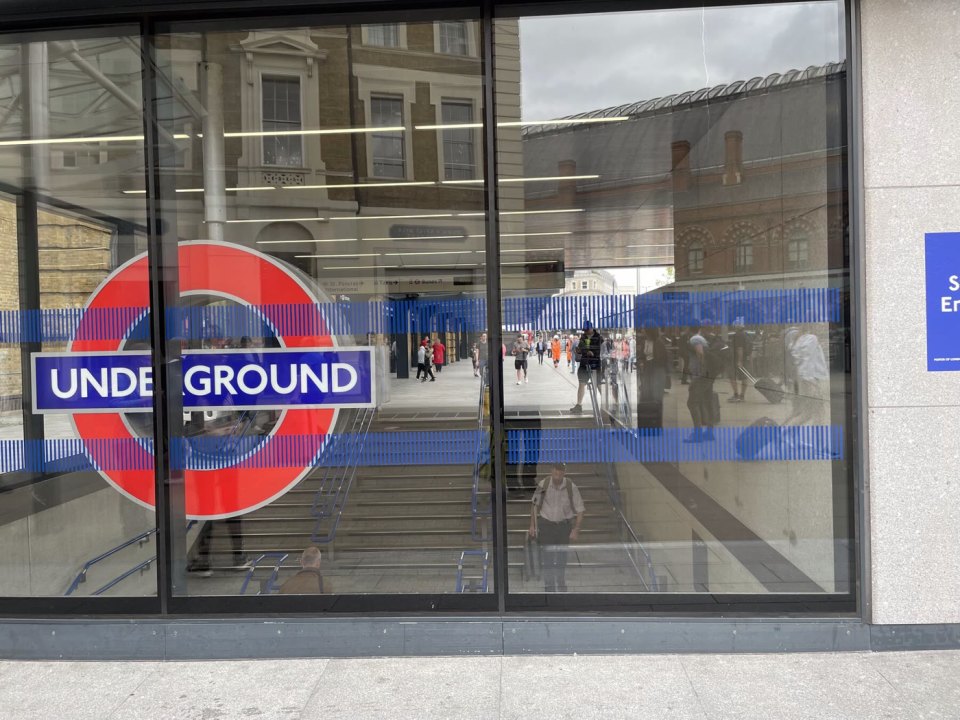 Логотип London Underground на стекле станции