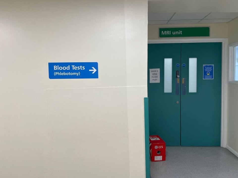 Указатели в британской больнице NHS: «Blood Tests (Phlebotomy)» и вход в отделение МРТ