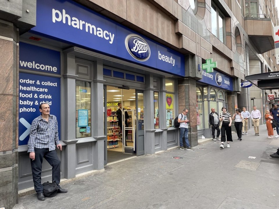 Витрина аптеки Boots на британской торговой улице