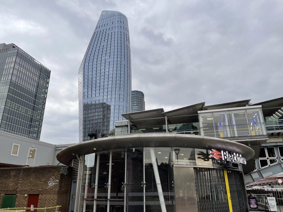 Жилая башня One Blackfriars у Темзы в Лондоне