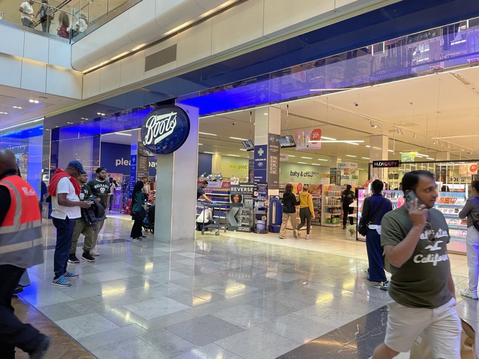 Вход в магазин Boots в британском торговом центре