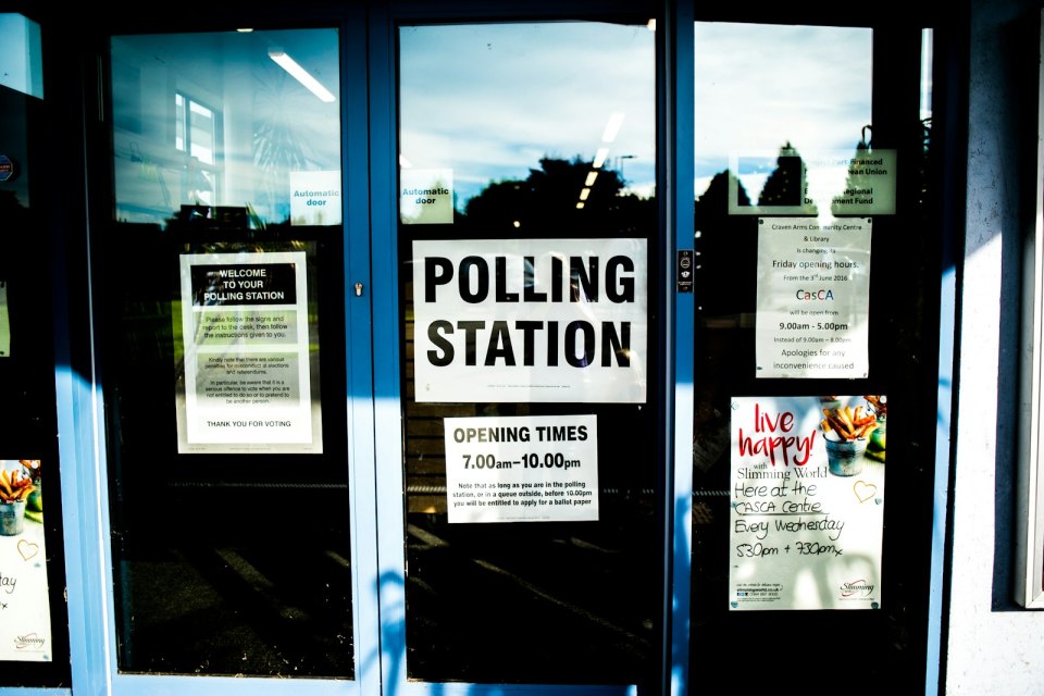 Табличка Polling Station на дверях участка