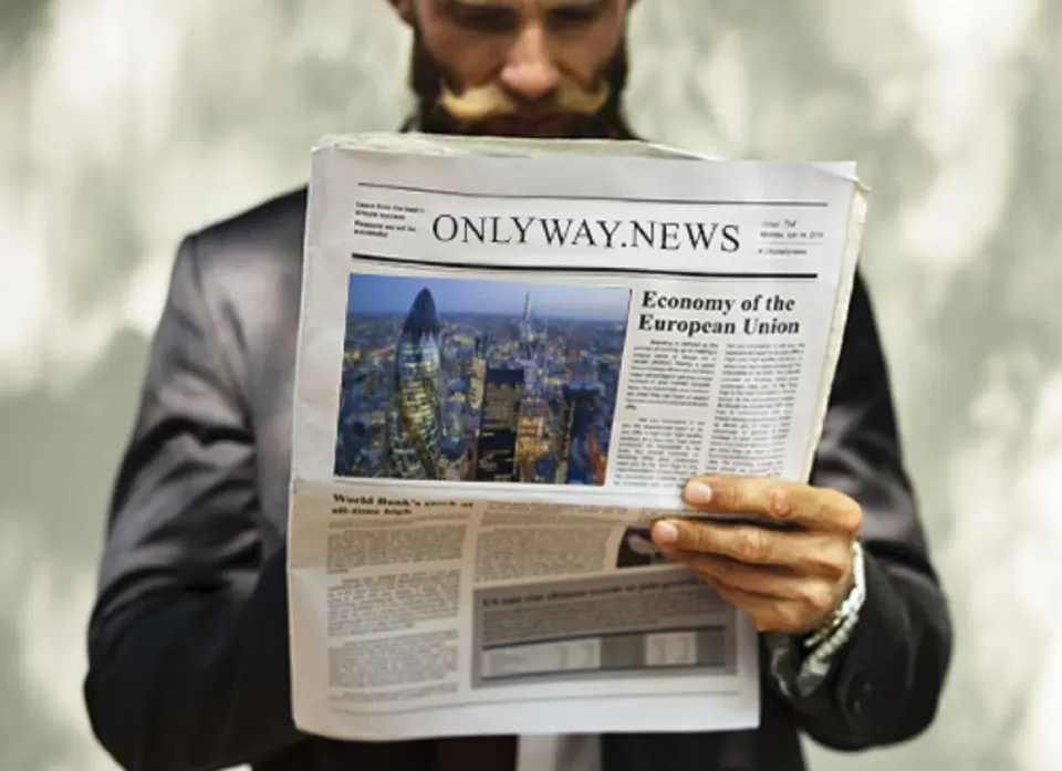 Человек читает газету ONLYWAY.NEWS