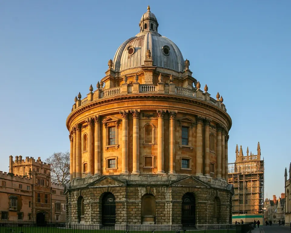 The round Radcliffe Camera building in Oxford against a blue sky