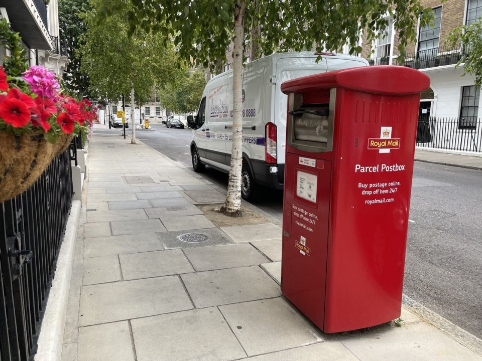 Красный почтовый ящик Royal Mail для посылок на лондонской улице