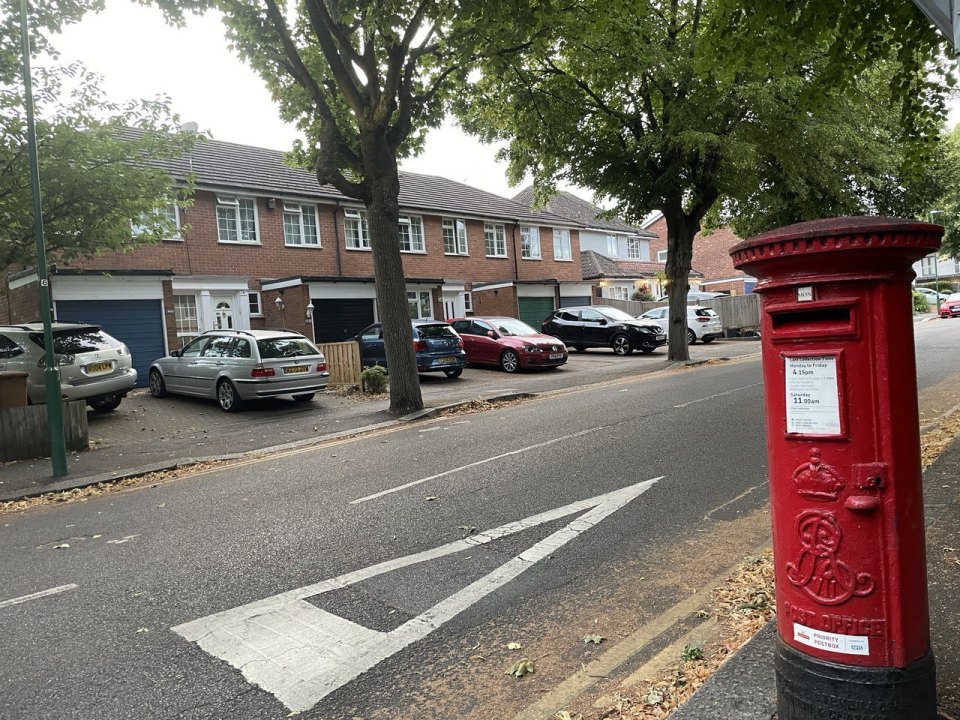 Красный почтовый ящик Royal Mail на жилой улице