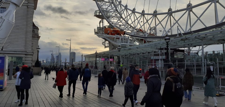 Посетители на набережной South Bank рядом с London Eye