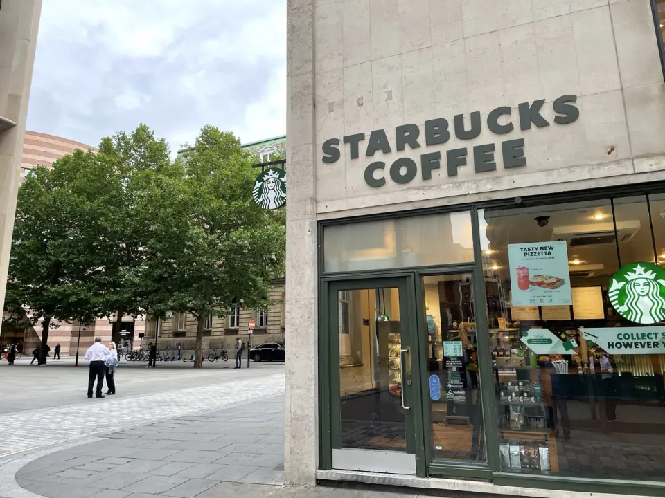 Витрина кофейни Starbucks на лондонской улице