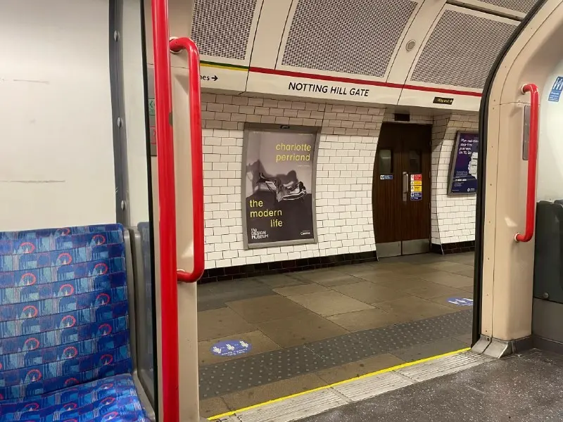 Открытые двери вагона лондонского метро и пустая платформа станции Notting Hill Gate