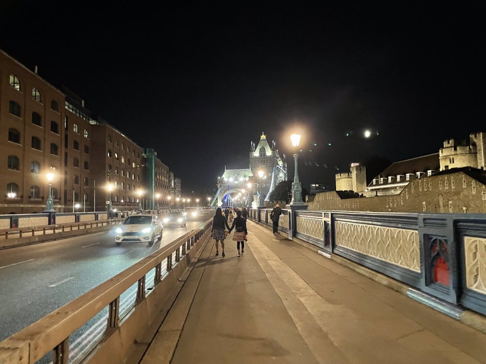 Ночной Лондон и пешеходы на Тауэрском мосту