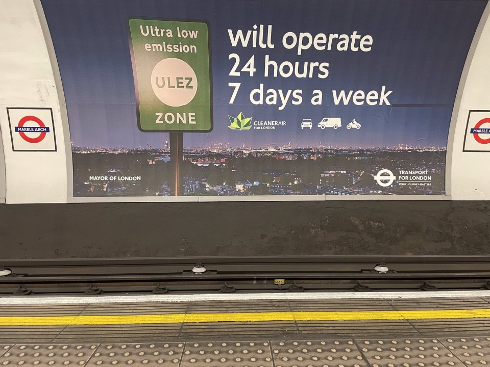 Плакат зоны ULEZ на станции лондонского метро