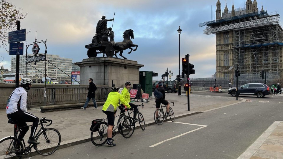 Statue of Boudicca by Westminster, cyclists on the road