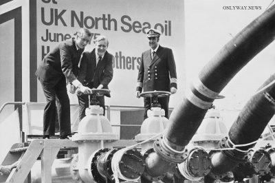 Государственный секретарь Британской рабочей партии по энергетике Тони Бенн (в центре) на нефтеперерабатывающем заводе BP в 1975 году