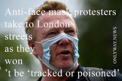 Протестующий описывает ношение маски для лица как форму "контроля разума"