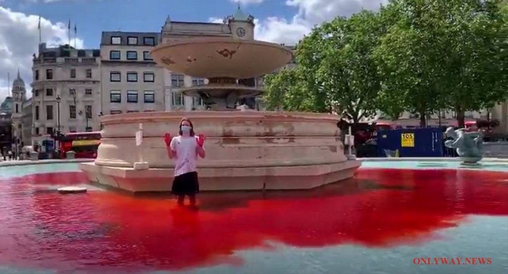 Веганские активисты покрасили фонтаны Трафальгарской площади в красный цвет