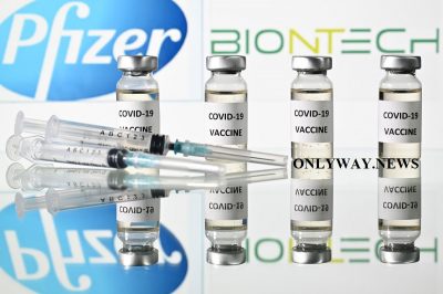 На иллюстрации показаны флаконы с наклейками с вакциной COVID-19 и шприцы с логотипом американской фармацевтической компании Pfizer и немецкого партнера BioNTech во вторник.