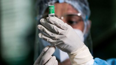 Южная Африка приостановила использование вакцины Oxford/AstraZeneca в стране после сообщений о том, что препарат не так эффективен против нового штамма коронавируса.