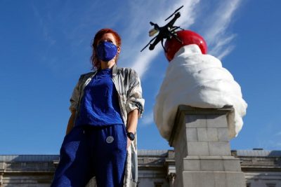 Cкульптура на Трафальгарской площади «Конец» Хизер Филлипсон, изображающая дрон на вершине вишни вихря взбитых сливок