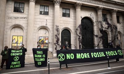 Активисты Extinction Rebellion облили здание Банка Англии черной краской