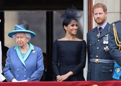 Королева с парой на балконе Букингемского дворца