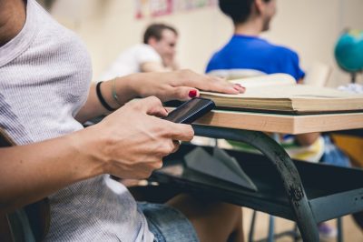 В Английских школах могут запретить мобильные телефоны