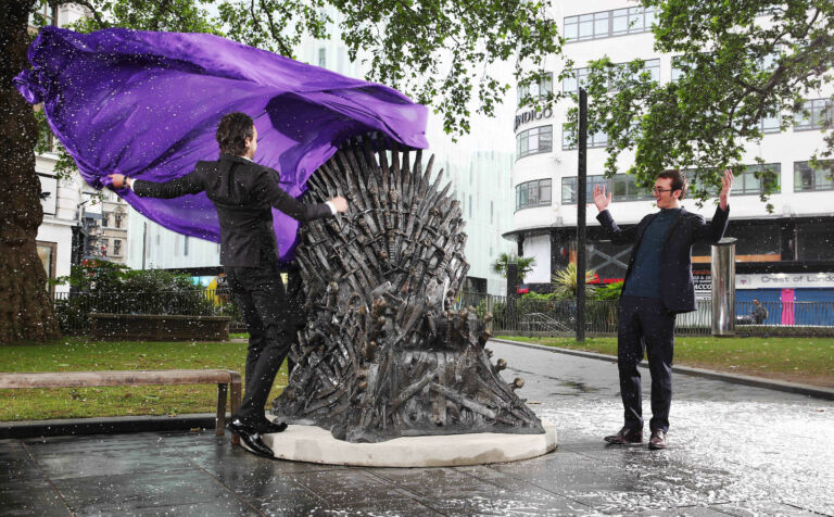 Железный трон из «Игры престолов» установлен в центре Лондона