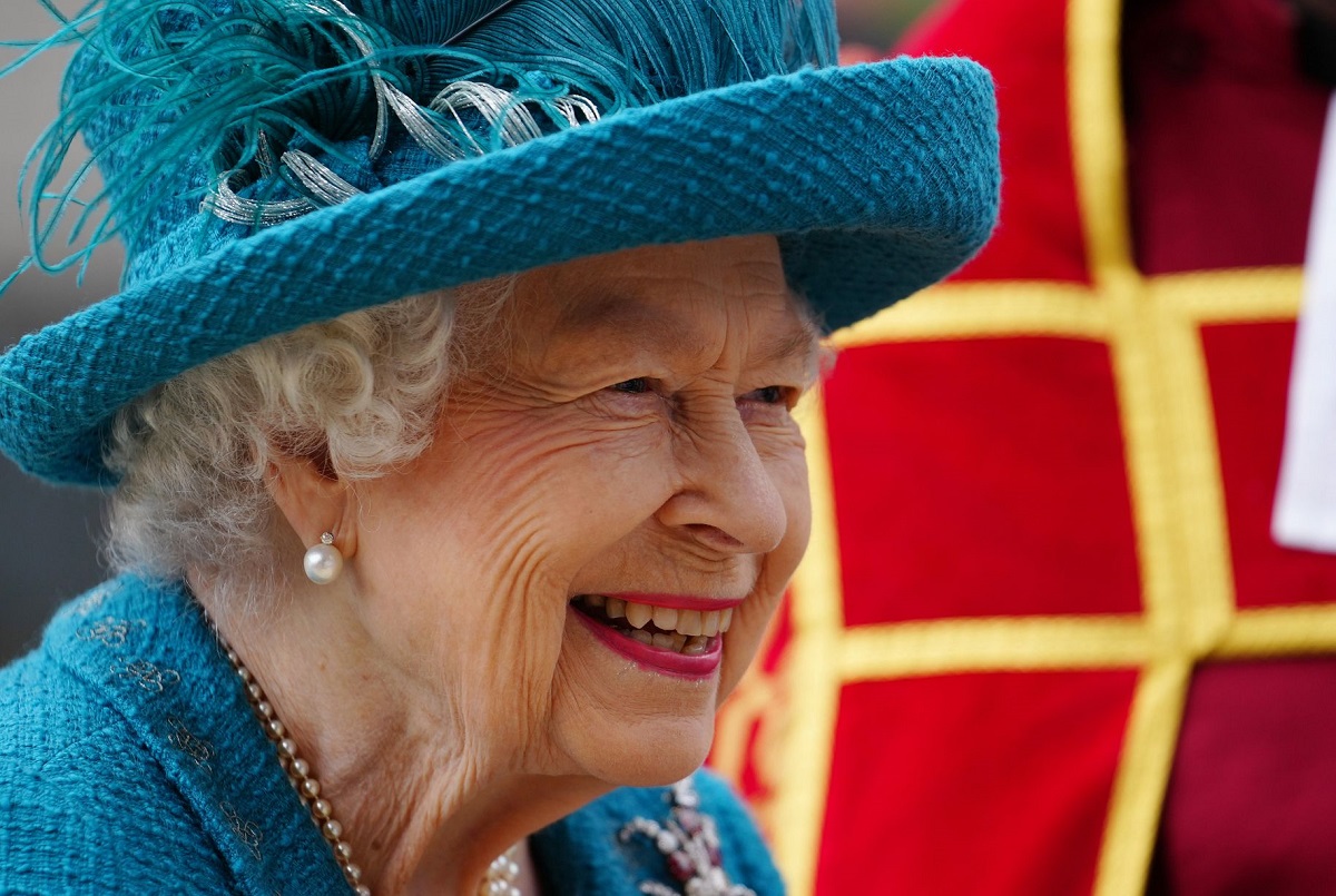 Королева Елизавета II во время посещения съемочной площадки "улицы Коронации"