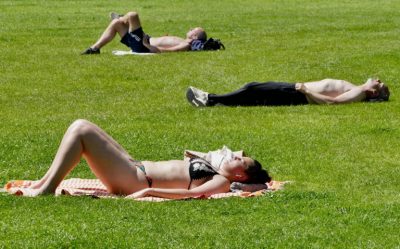 В Великобритании самый жаркий день в году, поскольку жара в Северной Ирландии достигла рекордно высокого уровня