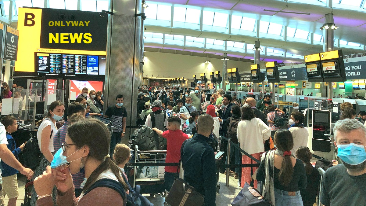 «Тотальный хаос» в аэропортах, когда сотни тысяч людей улетают на летние каникулы