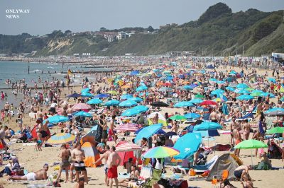 Любители солнца заполняют пляжи и парки в Великобритания жара +31C