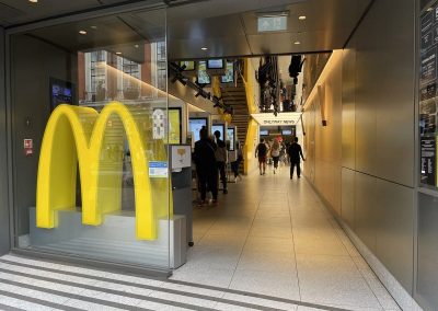 Сеть ресторанов быстрого питания McDonald’s прекратила продажу молочных коктейлей и бутилированных напитков