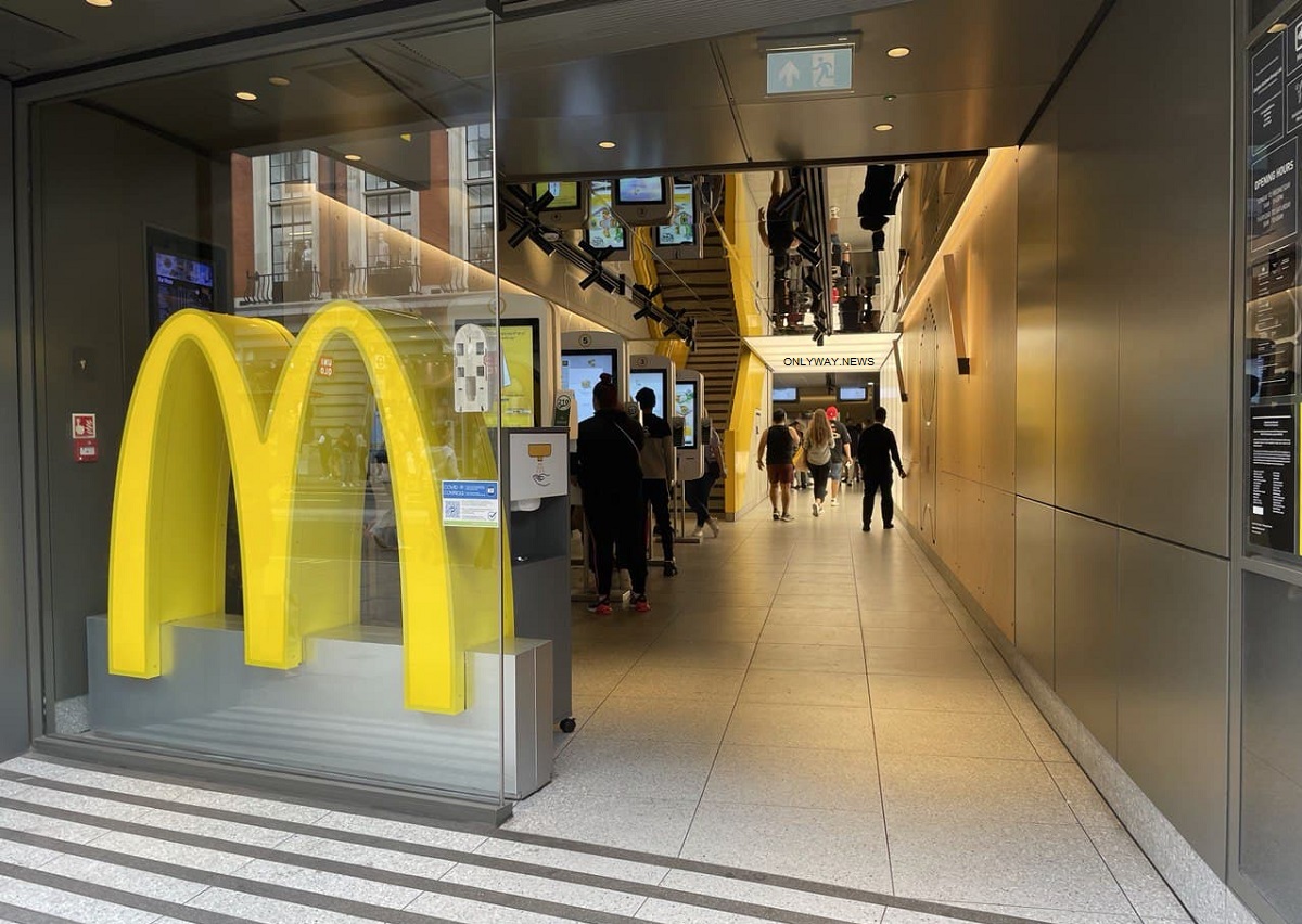 Сеть ресторанов быстрого питания McDonald’s прекратила продажу молочных коктейлей и бутилированных напитков