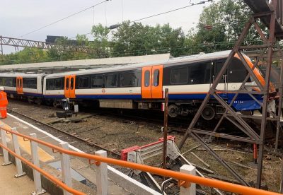 Двое получили ранения, когда поезд врезался в барьеры на северном лондонском вокзале