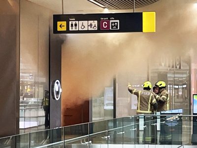 Торговый центр в Лондоне был эвакуирован после того, как в магазине вспыхнул пожар, сообщили экстренные службы.