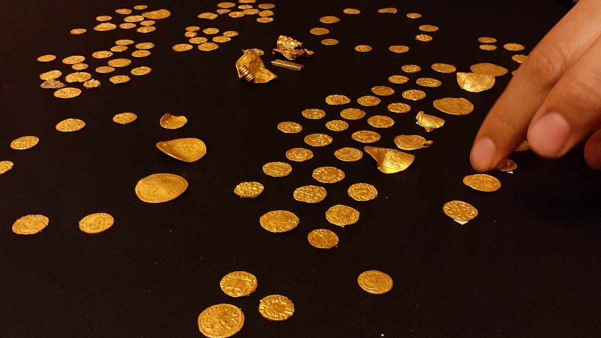 На западе Норфолка металлоискатели обнаружили 131 золотую англосаксонскую монету и еще четыре предмета — самый крупный найденный клад этого периода.