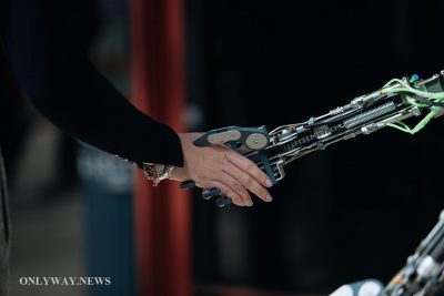 Самый продвинутый в мире робот в форме человека, построенный в Корнуолле