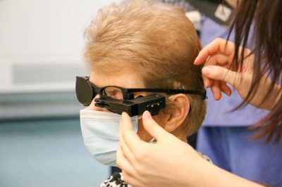 Офтальмологическая больница Мурфилдс дает женщине, 88 лет, бионический глазной имплантат